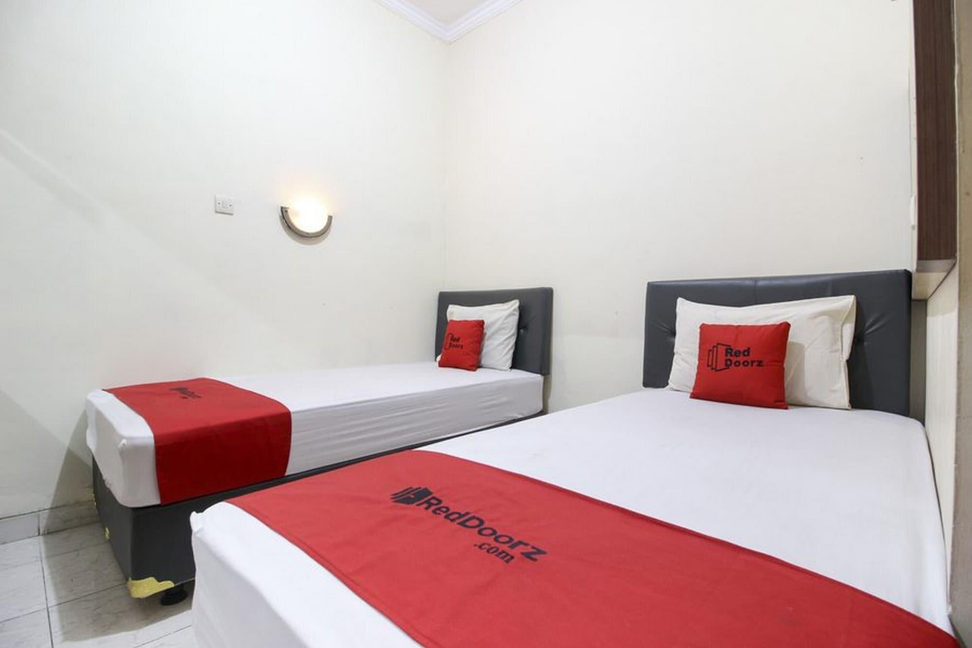 Reddoorz Plus Near Stadion Mandala Krida Yogyakarta Exterior photo