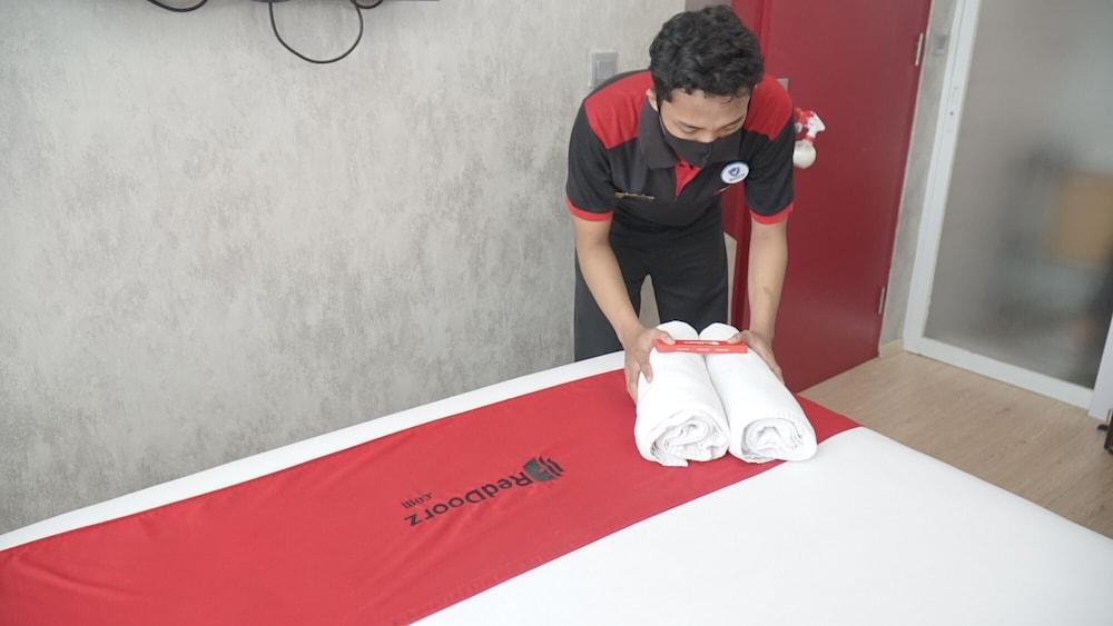 Reddoorz Plus Near Stadion Mandala Krida Yogyakarta Exterior photo