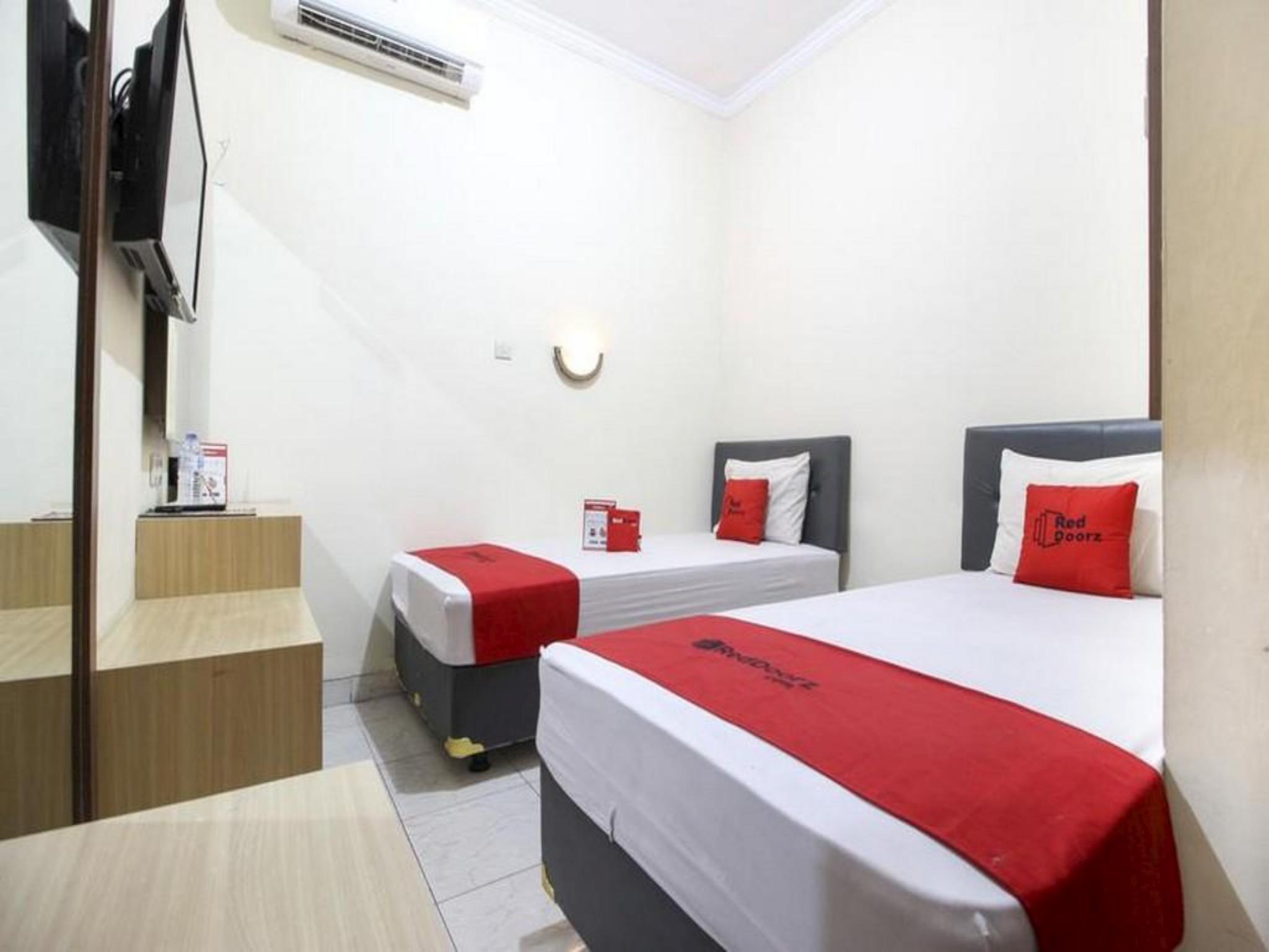 Reddoorz Plus Near Stadion Mandala Krida Yogyakarta Exterior photo