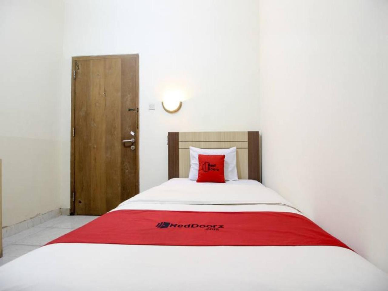 Reddoorz Plus Near Stadion Mandala Krida Yogyakarta Exterior photo